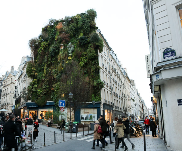 Fachada de brechó parisiense 1 do 4º arrondissement, altura da rue des