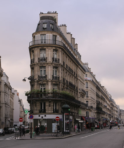 Fachada de brechó parisiense 1 do 4º arrondissement, altura da rue des