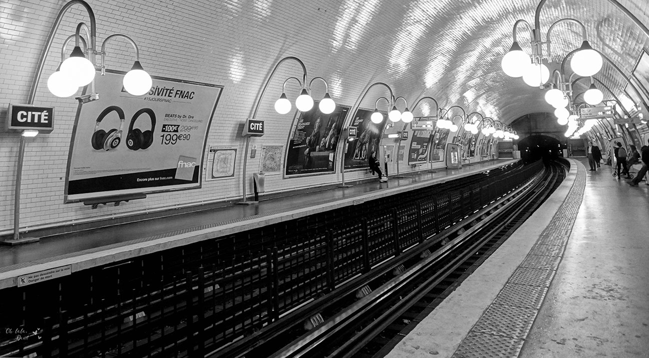 estação de metro perto da notre dame transporte público em paris