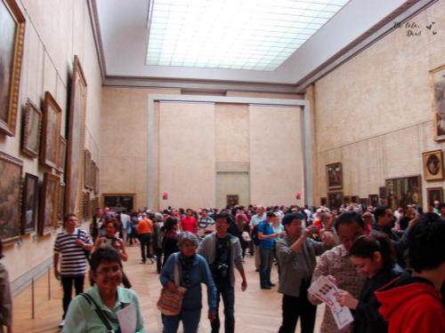 Área interna do museu do Louvre