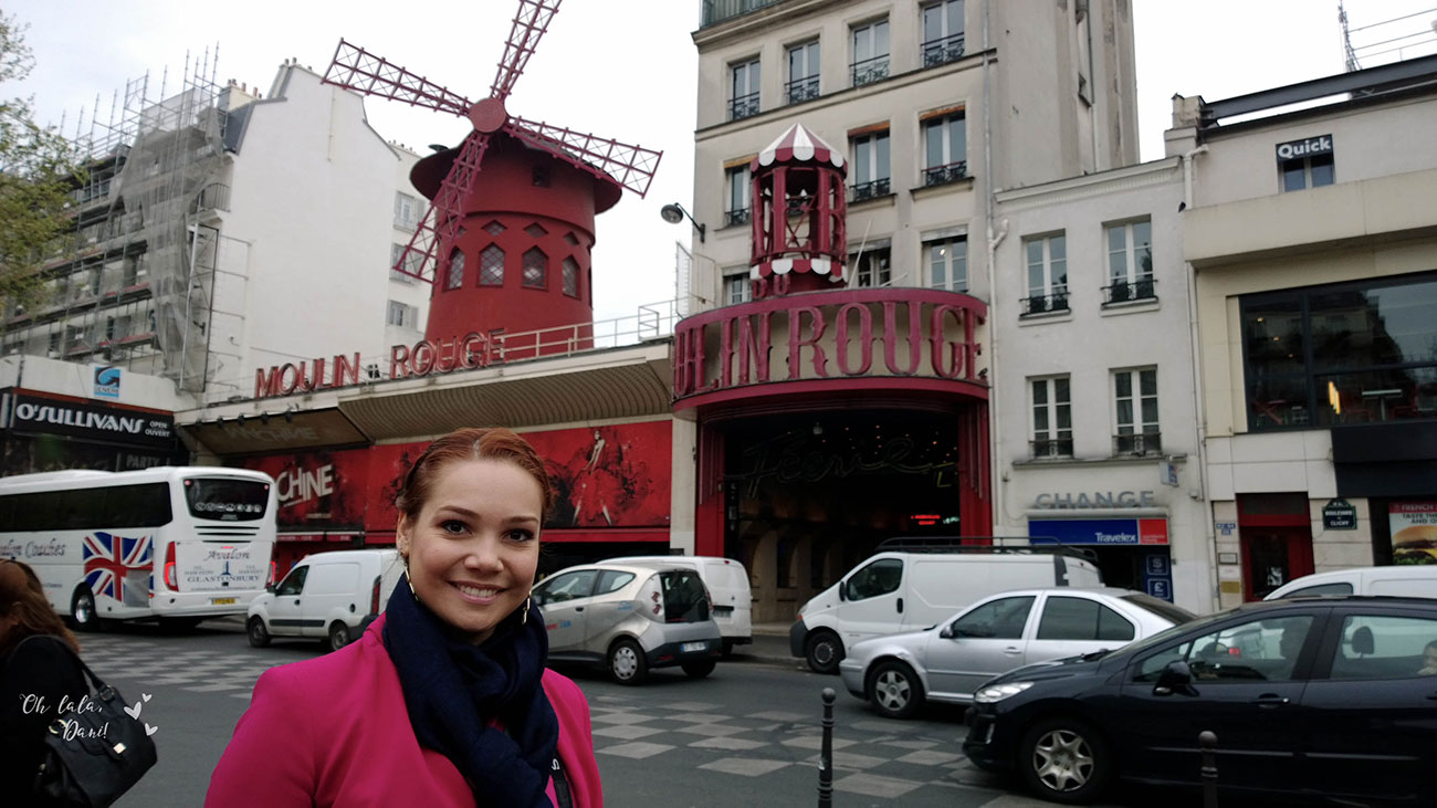Dani em Montmartre na frente do Moulin Rouge